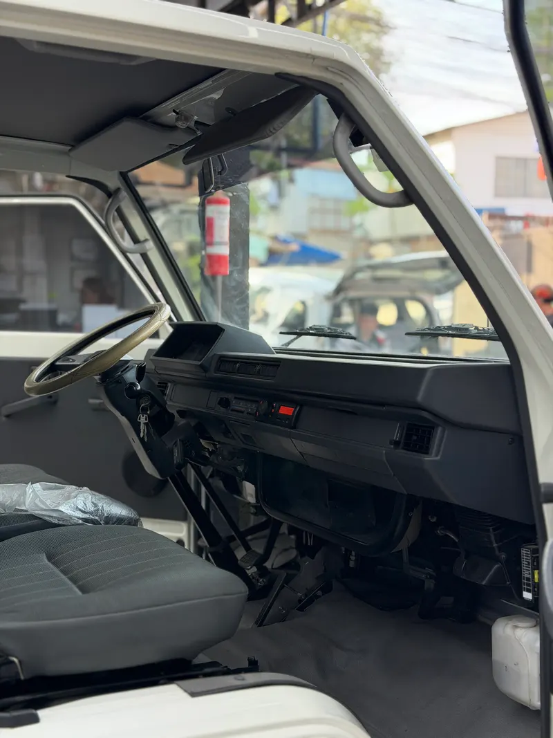 2025 Mitsubishi L300 FB Dual AC M/T